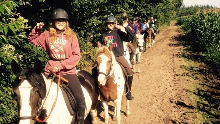 Buitenrit tijdens ponykamp op de Veluwe